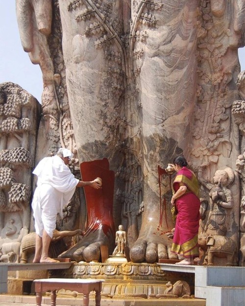 hinducosmos:Anointation of feet to Lord Sri Bahubali Swamy of Sri Kshetra Dharmasthala, Karnataka (v