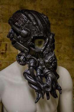 steampunktendencies:  Steampunk Cthulhu mask by Tom Howell Facebook |  Google   | Twitter  Steampunk Tendencies Official Group    I fucking want this mask!!!!!! I will wear it during all of my Destruction scenes&hellip;..