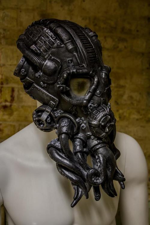 steampunktendencies:  Steampunk Cthulhu mask by Tom Howell Facebook |  Google   | Twitter  Steampunk Tendencies Official Group    I fucking want this mask!!!!!! I will wear it during all of my Destruction scenes…..