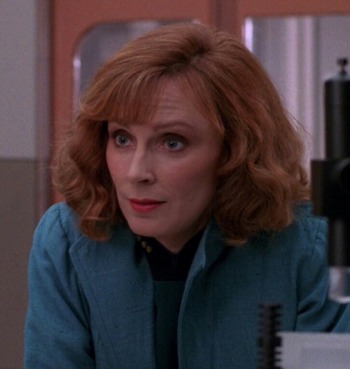 skyblep:dr crusher’s short hair from early s3 appreciation post