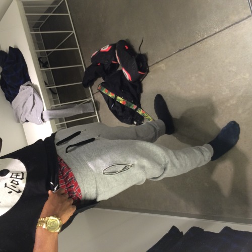 mhkay:  successfulling:   xfranchiiix:  comqlicated:  IG: @ comqlicated  i like boys that wear gray joggers😍  Same ^     🙏  