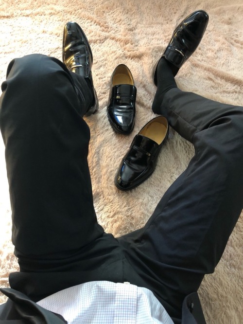 gaydressshoefetish: suiteddude:Suit &amp; Patentshoes fun FUCK YEAH!