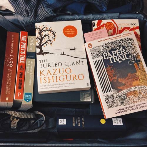 ablogwithaview: Grad student goes on holiday, takes an entire suitcase for books. @antoniusmajor