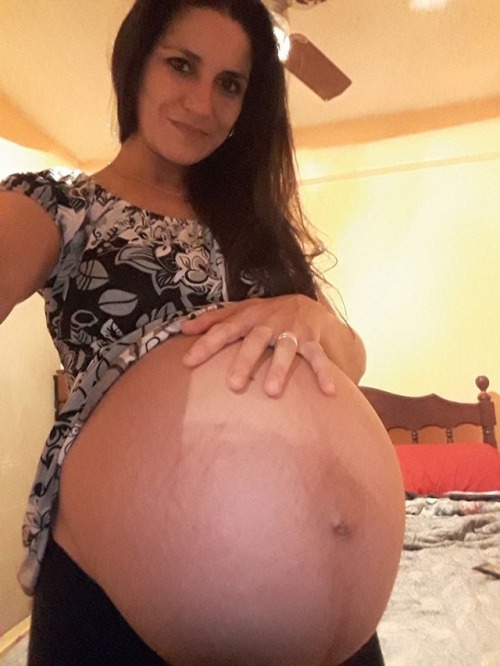 inflateonme: bellylove577: Some lovely multiples mamas! The bigger the sexier