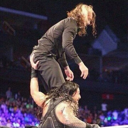 all-day-i-dream-about-seth:  That second picture is so amazing! I love the way that Roman’s hands are on the side of Seth’s face. Also, look at how fucking large Roman’s hands are!