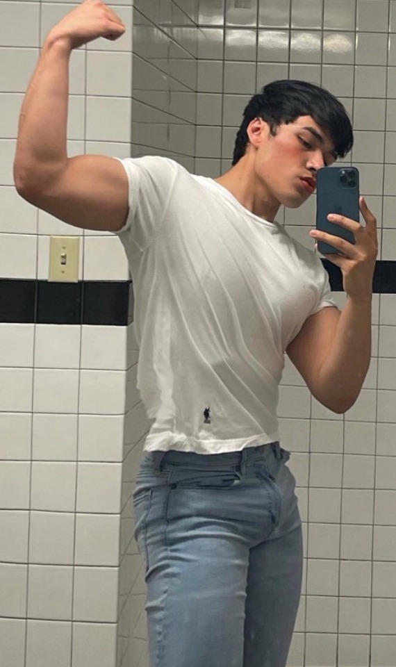 hauntedfartmaker:elischade:jeansassandbulge:Oh hello! Would like to see him without the t-shirt! 😍😍😍Wish I could have a body like that 😪