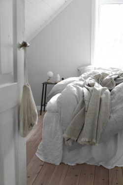 noperfectdayforbananafish: (via Norwegian country house bedroom and a tip for storage - Only Deco Love) 