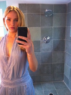 bestest-celebs:  Jennifer Lawrence clothed selfies