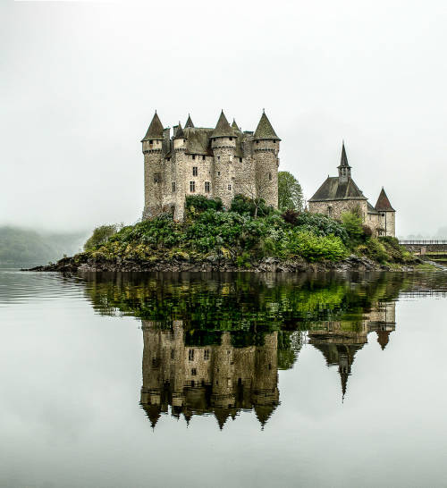 livesunique: Château de Val, Lanobre, Cantal, Auvergne-Rhône-Alpes, France,Courtesy: So 