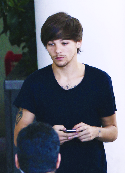thomasbsangster-blog:  One Direction arrive at Rod Laver Arena in Melbourne, October 29, 2013 
