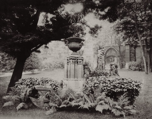 “Le jardin de l’Hôtel Cluny, à Paris, France, lorsque celui-ci avait encore une âme.”.18