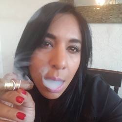 women cigars & pipes