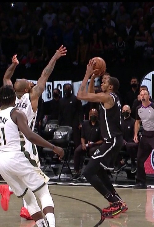 This is how close KD (48-9-6) came to winning it at the end of regulation. Bucks and Giannis (40-13-