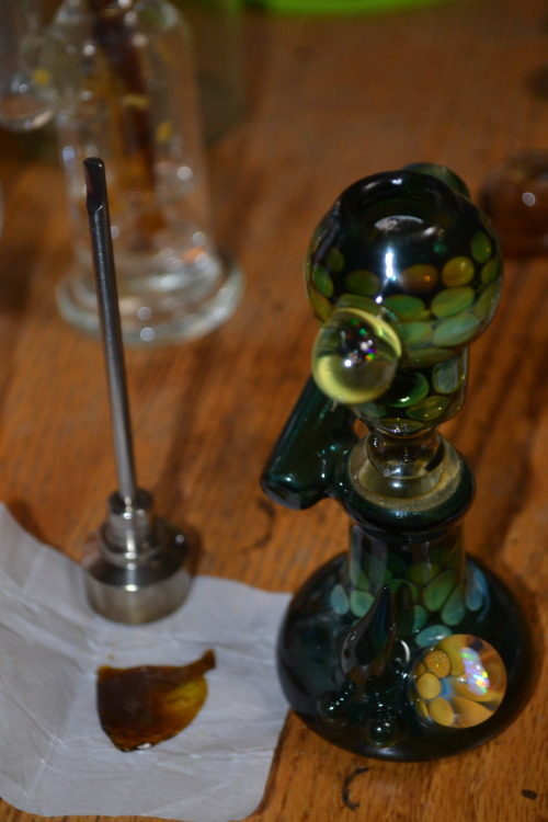 wynn1ng:  mauiw0wie:  From the dank collection of missmarijane and sethofearth we had a dannk sesh  Diggin’ that rig.