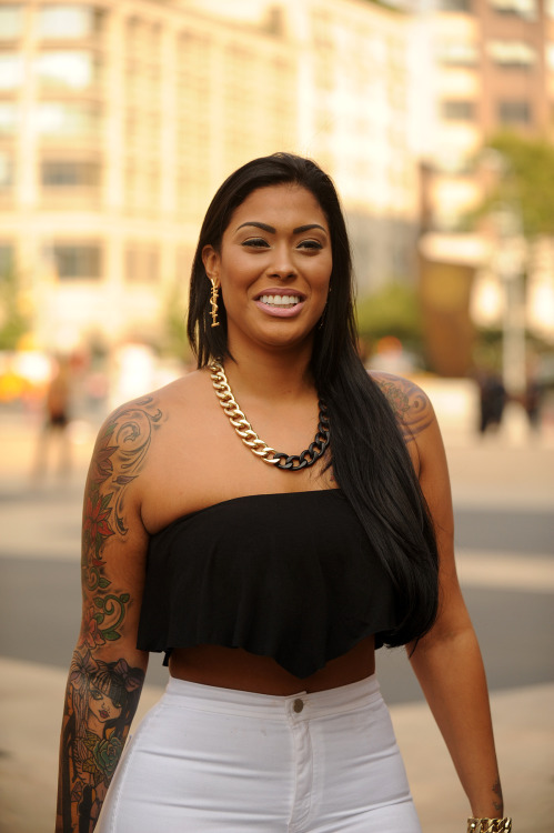imapervert:  azzstupidphat:  Tatted Holly  its not fair for people to be this attractive 