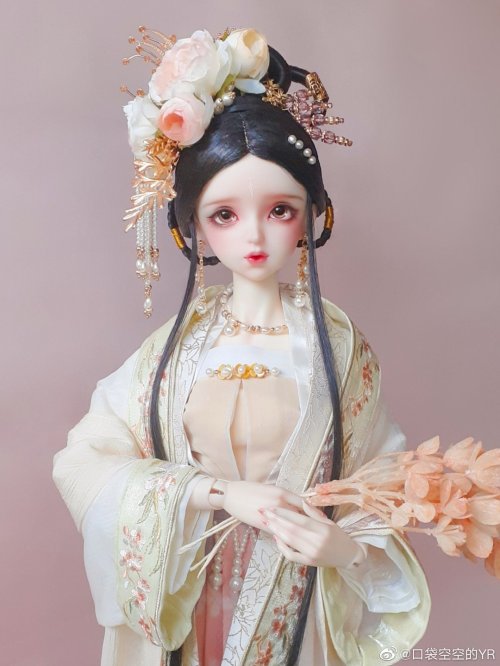 dollpavilion:Posted by 口袋空空的YRDoll by Angell Studio (Hua Rong / 华蓉)Clothing by 月香阁娃衣社Accessories by 