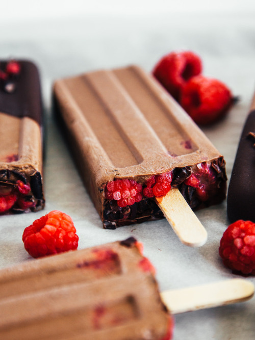 Raw Raspberry Fudge Pops + Homemade Magic Shell