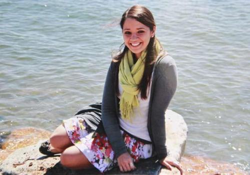 kittay-cait: The woman in the top photo is Carlee Soto, waiting to hear news about her sister, a tea