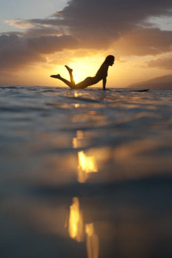 Roxyclothing:roxy Sunset Surf Sess In Tahiti 