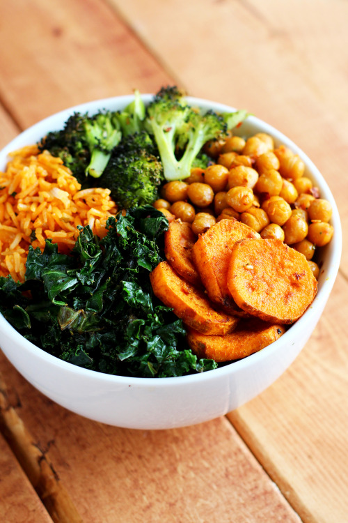 garden-of-vegan:Roasted Vegan Lunch Bowl: chili-lime kale, curry roasted sweet potatoes, sriracha & soy sauce chickpeas, roasted broccoli, and leftover rice. Recipe via lovevegan.com