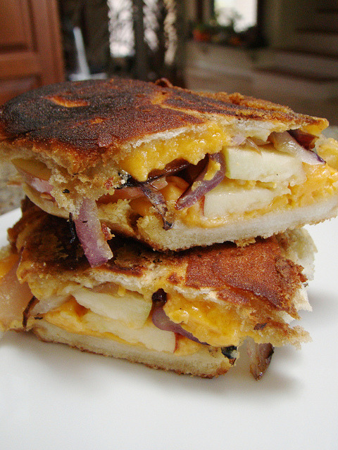 veganfeast:  Braeburn Apple and “Cheddar” Panini with Carmalized Red Onions on