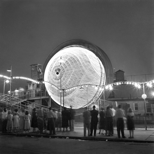 wehadfacesthen:  secretcinema1: Watching The Gyro, Coney Island, 1949, a photo by Harold Feinstein 