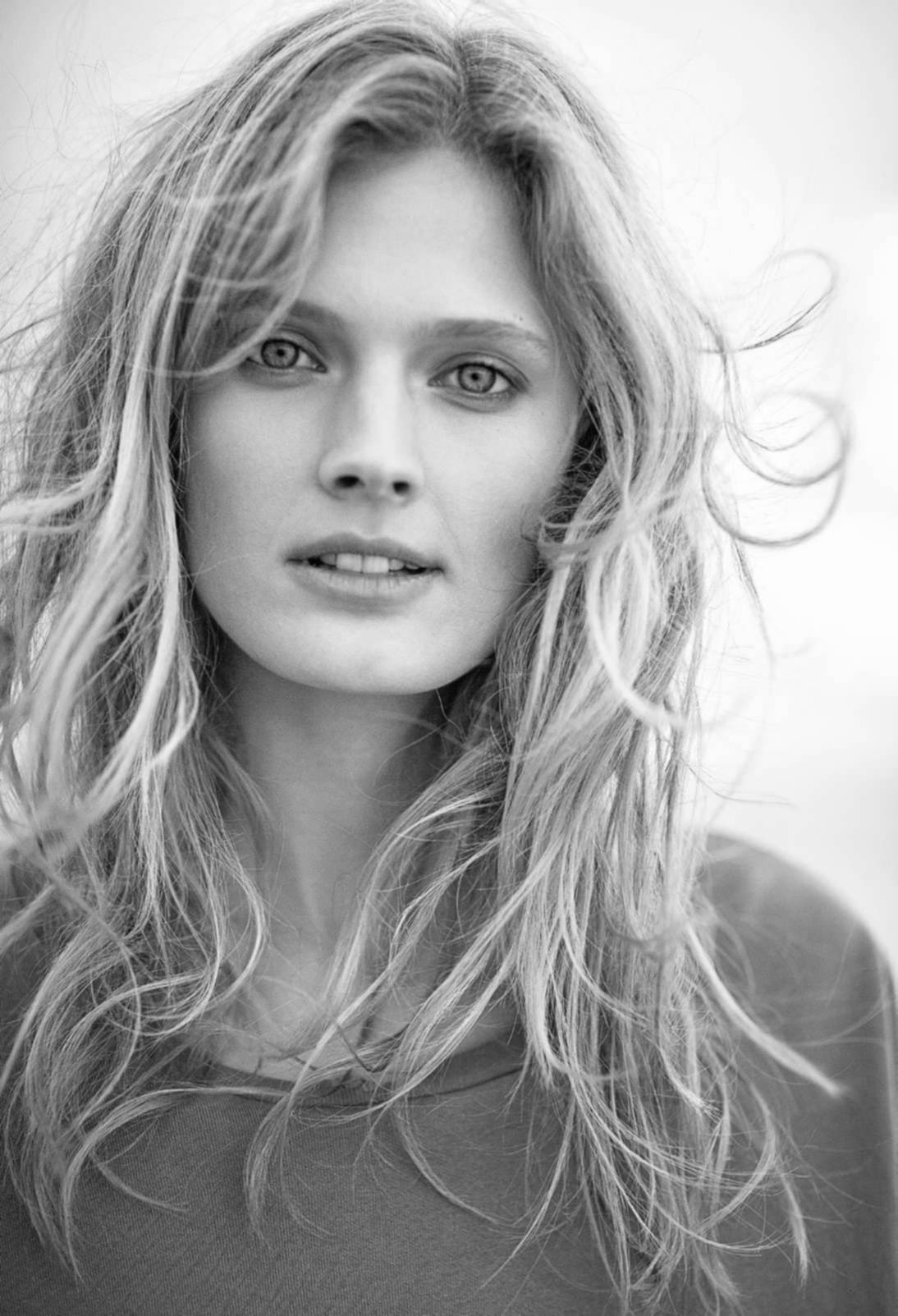 vogue-at-heart:  Constance Jablonski in “Un Songe En Hiver” for Elle France,