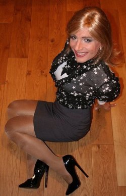 yes-sadie100:  Message me about my feminization