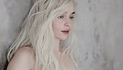 favorite people &gt; Emilia Clarke A young Brit girl with no theatre experience
