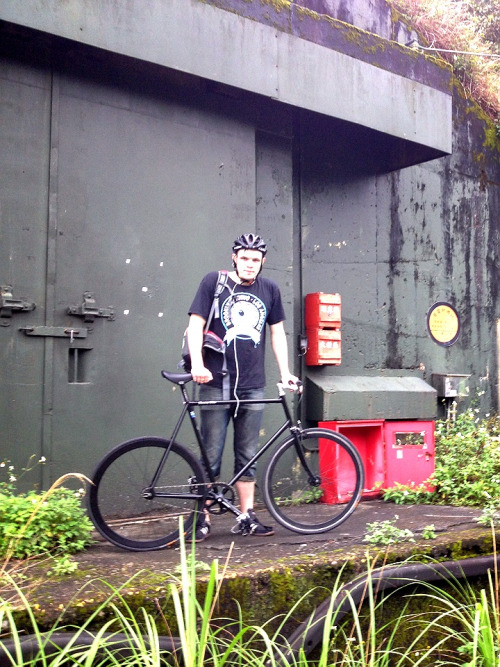 urbanexpat: Looking like an ape in North Taiwan.