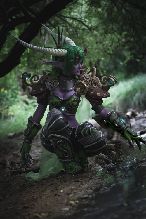 cleanpig:  So we’re finally finished the Ysera photoshoot aswell!  This time our model was Shayola Artwork in her awesome Ysera cosplay, with three supporters, my everso faithful favourite and big time helper CrystalShark’s Cosplay Ocean  and two