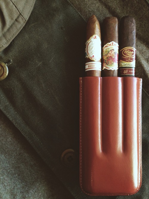 deeppocketjeanco:  3 cigar traveling case. handcrafted leather.