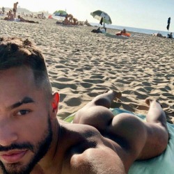 ontheddownlow:  nakedandregulah:Beach Bum