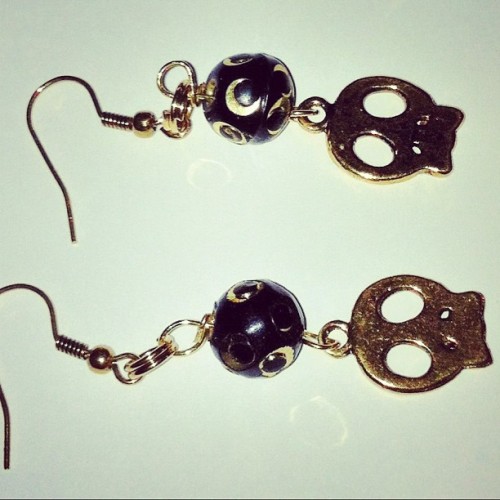 Skull earrings. Classy grunge! #skulls #earrings #fashion #style #jewelry #jewellery #accessories #h