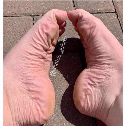 Morning folks… . . . . . .#scrunchedsoles #scrunchedtoes #redtoes #solesandtoes #myfeet #fema