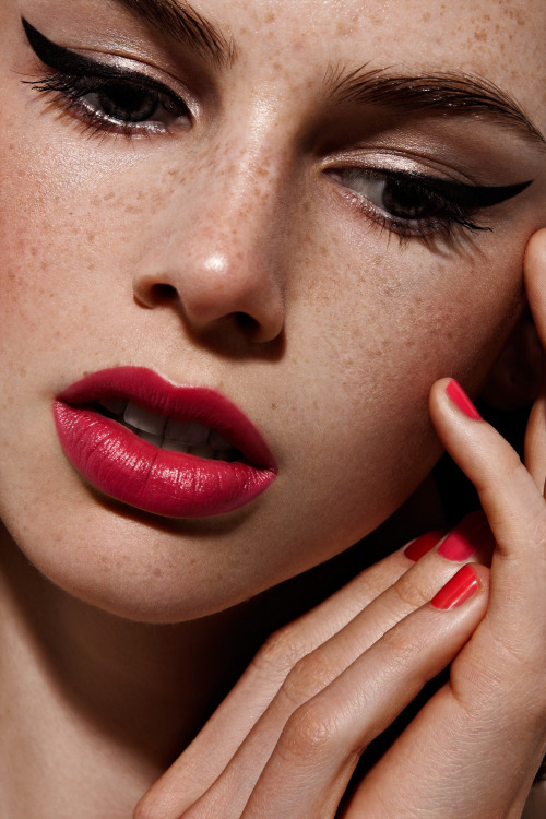 merlin-reborn:  Erotic RED lips 
