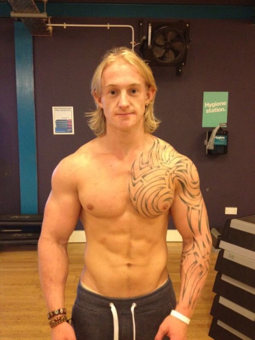 baitedladsuk:  Tom , 28, Manchester , chunky cut dick, muscle hunk