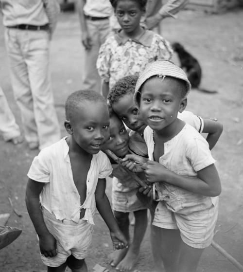 heytoyourmamanem:Children of sugar workers near Ponce, Puerto Rico, January 1938. Edwin Rosskam, pho