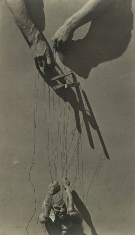 Hands of a Puppeteer, 1929 Tina Modotti :: Hands of a Puppeteer, 1929. &lsquo;Photographs - Tina Mod