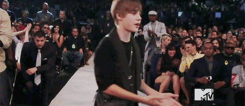 artchet:Lady Gaga shows Justin Bieber the way to stage when he won “Best new artist” at the VMAS bac