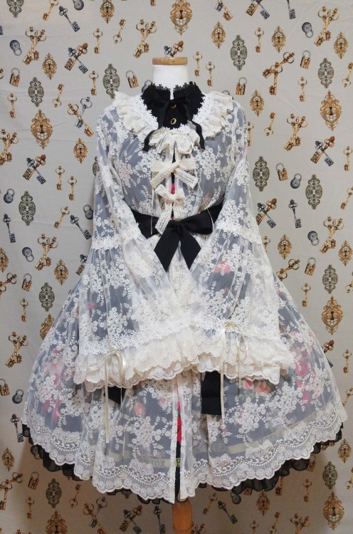 lief-lolita:The roses for the Queen of hearts series coordinate with Grace lace series!