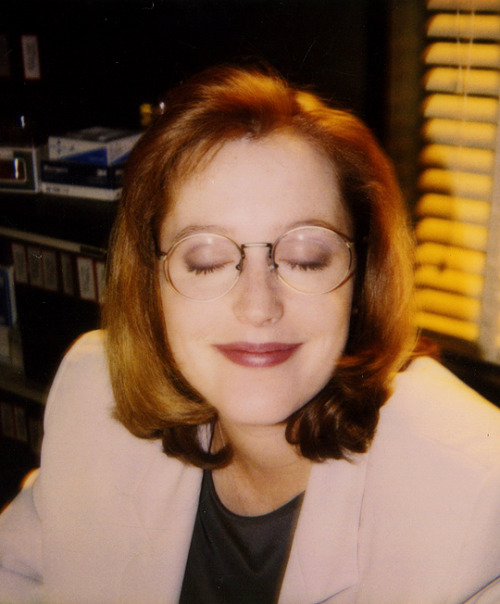 qilliananderson:Gillian Anderson on the set of The X-Files.