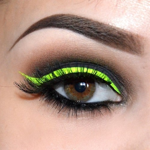 limecrime:  Wake up your neutrals with a splash of neon eyeliner! ⚡️ inspiration via @jenmiamakeup.