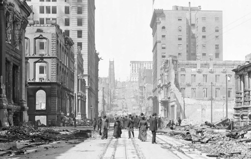 Photos of the 1906 San FranciscoEarthquake:View northeast from City Hall.Souvenir hunters, who in th