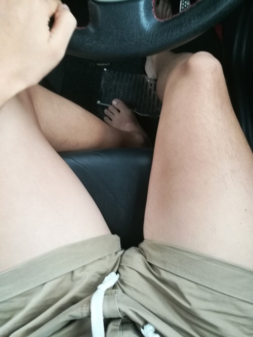 sfpanda918: publicgaymalay: who want to suck me in car while am driving? come… Yum