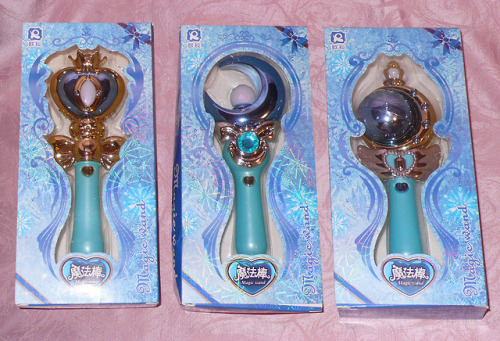 I’ve finally completed my collection of the blue-bootleg Sailor Moon wands, I was missing the one fr