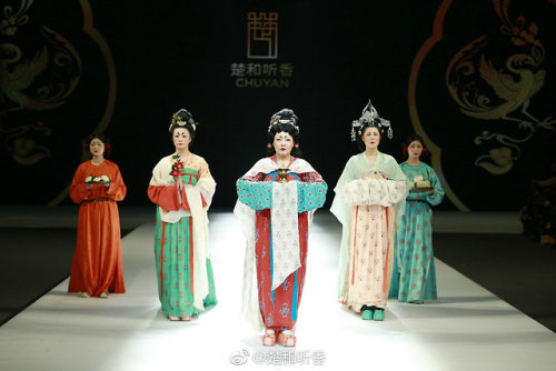 dressesofchina:Recreated costumes based on paintings from the Mogao Caves