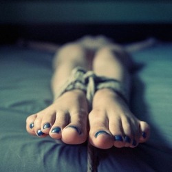 starrynight-watcher:  harley-jeff:  Oooooo that’s so hot. Feet tied together. Stretched out tight and tied down to the bed. **  Nice**