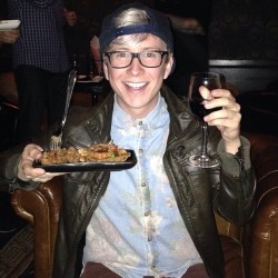 tyleroakley:  Red wine with chicken &