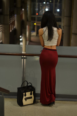 sirteachingpet:  Long maxi skirts? The kind that hug every curve and then flow down? They may not survive my hunger. But they certainly get my attention. -Sir 